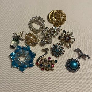 Lot of Vintage Costume Jewelry Rhinestone Brooches
